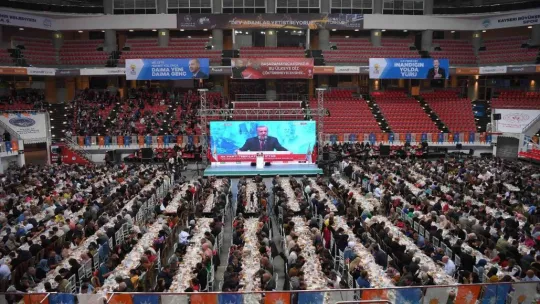 Büyükkılıç, AK Parti Kayseri İl Başkanlığı teşkilat iftarında partililerle bayramlaştı