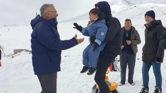 Büyükkılıç, Erciyes'te Kayakseverlerle Buluştu