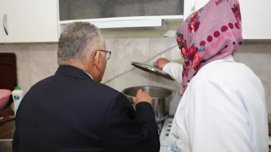 Büyükkılıç, Sarız'da Kadın Kooperatifi'ni ve esnafları ziyaret etti