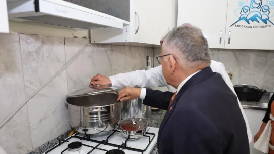 Büyükkılıç, Sarız'da Kadın Kooperatifi'ni ve esnafları ziyaret etti