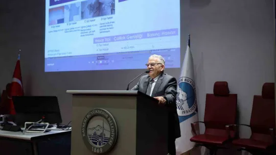 Büyükkılıç'tan Büyükşehir'de gerçekleşen Deprem Hasar Tespiti Eğitimi'nde öğretim üyelerine plaket