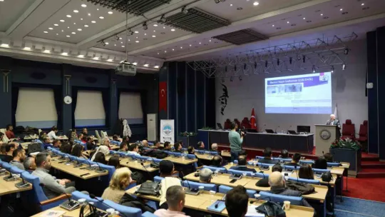 Büyükkılıç'tan Büyükşehir'de gerçekleşen Deprem Hasar Tespiti Eğitimi'nde öğretim üyelerine plaket