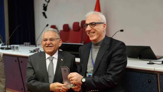 Büyükkılıç'tan Büyükşehir'de gerçekleşen Deprem Hasar Tespiti Eğitimi'nde öğretim üyelerine plaket