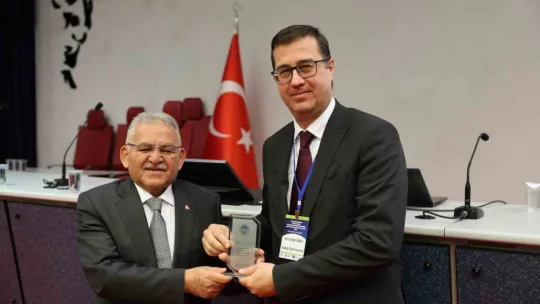 Büyükkılıç'tan Büyükşehir'de gerçekleşen Deprem Hasar Tespiti Eğitimi'nde öğretim üyelerine plaket