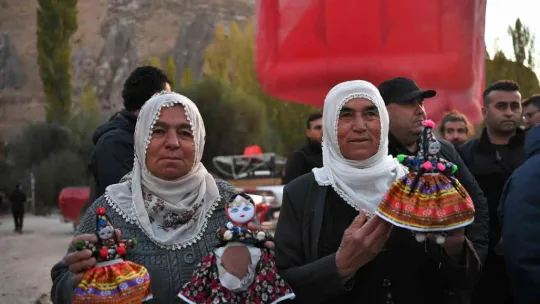 Büyükkılıç'tan Soğanlı Vadisi'nde bez bebek satışı yapan kadınlarla Fransızca sohbet
