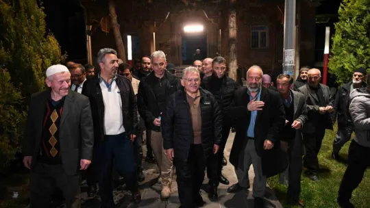 Büyükkılıç, teravih sonrası gençlerle ve vatandaşlarla buluştu