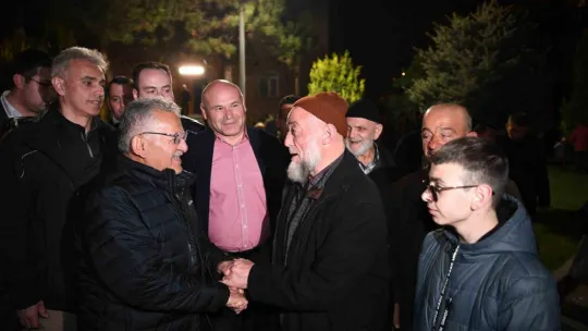 Büyükkılıç, teravih sonrası gençlerle ve vatandaşlarla buluştu