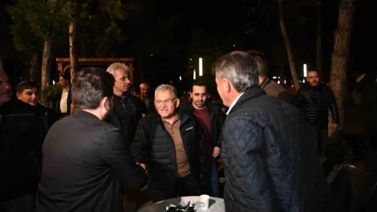 Büyükkılıç, teravih sonrası gençlerle ve vatandaşlarla buluştu