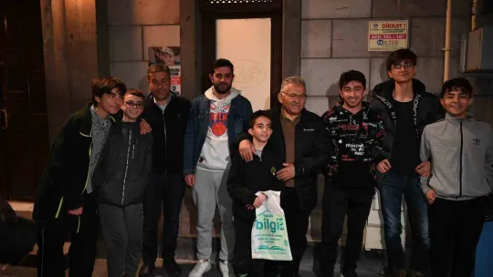 Büyükkılıç, teravih sonrası gençlerle ve vatandaşlarla buluştu