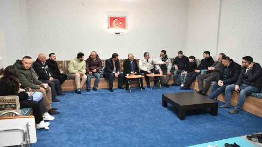 Büyükkılıç, teravih sonrası vatandaşlarla buluştu