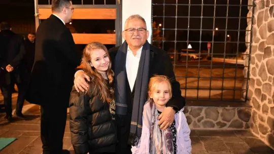 Büyükkılıç, teravih sonrası vatandaşlarla buluştu