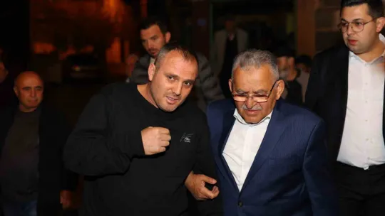 Büyükkılıç teravih sonrası vatandaşlarla kucaklaştı