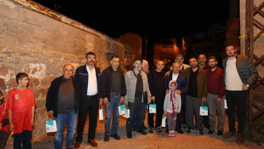 Büyükkılıç teravih sonrası vatandaşlarla kucaklaştı