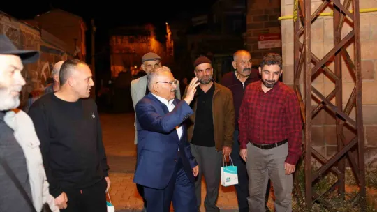 Büyükkılıç teravih sonrası vatandaşlarla kucaklaştı