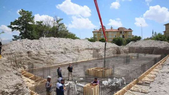 Büyükkılıç, Tomarza'da yurt temeli attı, dikimevinde incelemede bulundu