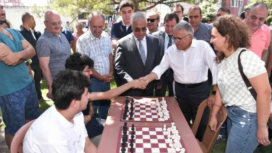 Büyükkılıç, Uluslararası Satranç Turnuvası'nda miniklerin heyecanına ortak oldu