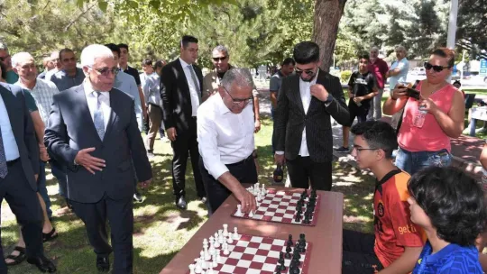 Büyükkılıç, Uluslararası Satranç Turnuvası'nda miniklerin heyecanına ortak oldu