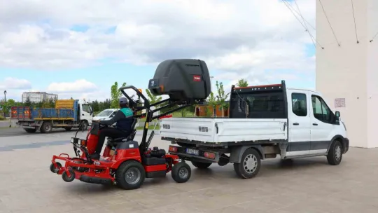 Büyükşehir, 60 bin metrekarelik çim alanını 1 günde biçebilen aracı temizlik filosuna kattı