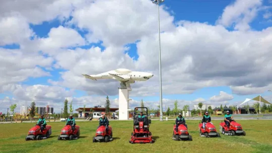 Büyükşehir, 60 bin metrekarelik çim alanını 1 günde biçebilen aracı temizlik filosuna kattı