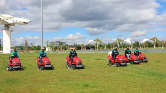 Büyükşehir, 60 bin metrekarelik çim alanını 1 günde biçebilen aracı temizlik filosuna kattı