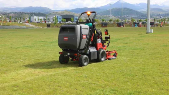 Büyükşehir, 60 bin metrekarelik çim alanını 1 günde biçebilen aracı temizlik filosuna kattı
