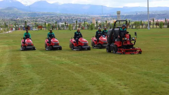Büyükşehir, 60 bin metrekarelik çim alanını 1 günde biçebilen aracı temizlik filosuna kattı