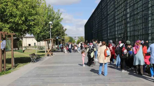 Büyükşehir, çocuklara hayvan sevgisini aşıladı