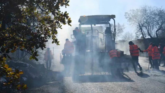 Hacılar'da 4 caddeyi sıcak asfaltla buluştu