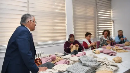 Büyükşehir'in 'Çocuklarımıza İyilik Örün' projesi, yürekleri ısıtmaya devam ediyor