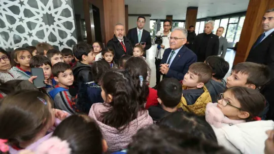 7,5 milyon yıllık fosil sergisi miniklerin ilgi odağı oldu