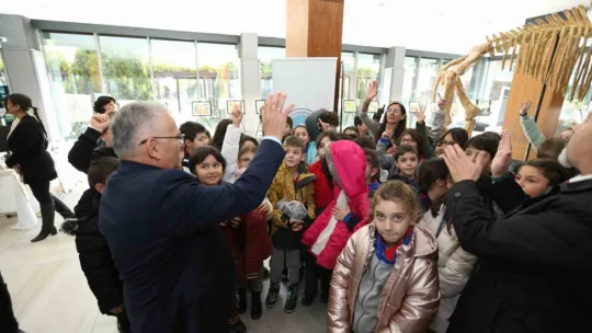 7,5 milyon yıllık fosil sergisi miniklerin ilgi odağı oldu