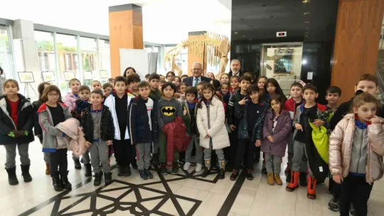 7,5 milyon yıllık fosil sergisi miniklerin ilgi odağı oldu