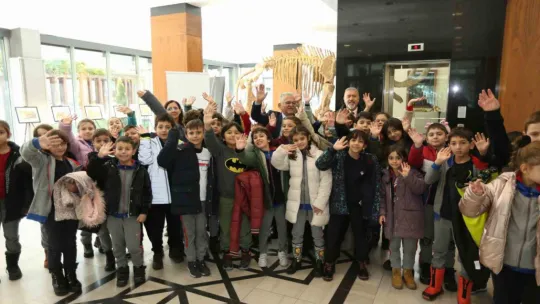 7,5 milyon yıllık fosil sergisi miniklerin ilgi odağı oldu