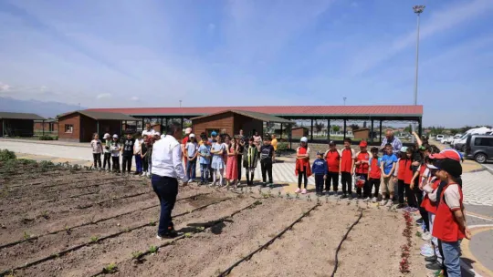 Büyükşehir'in Doğal Ürünler Bahçesi, minikleri ağırladı