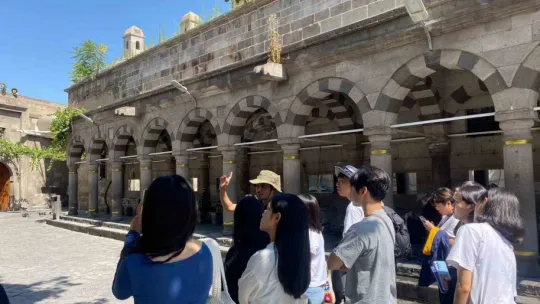 Büyükşehir'in konuğu Güney Koreli öğrenci ve arkeologlar Kayseri'ye hayran kaldı
