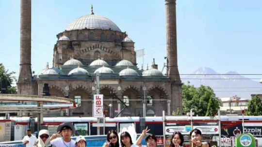 Büyükşehir'in konuğu Güney Koreli öğrenci ve arkeologlar Kayseri'ye hayran kaldı
