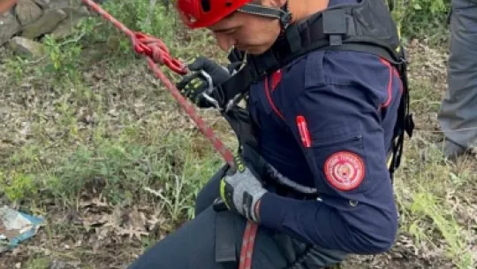 Büyükşehir İtfaiyesi, kuyuya düşen büyükbaş hayvanı 2 saatlik çalışmayla kurtardı