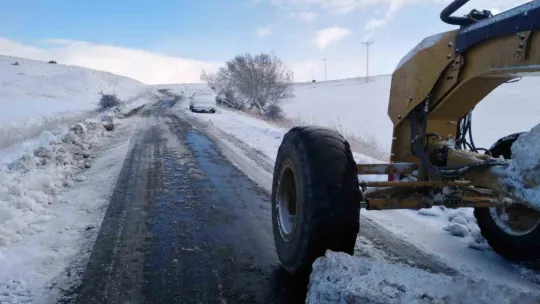 Kardan kapanan 256 kilometrelik yol ulaşıma açıldı