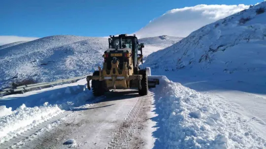 Kardan kapanan 256 kilometrelik yol ulaşıma açıldı
