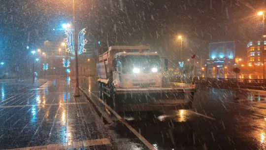 Kardan kapanan 256 kilometrelik yol ulaşıma açıldı