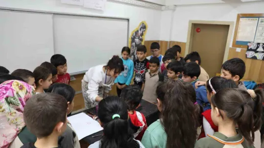 KAYMEK'ten minikler için okullarında 'ebru' etkinliği