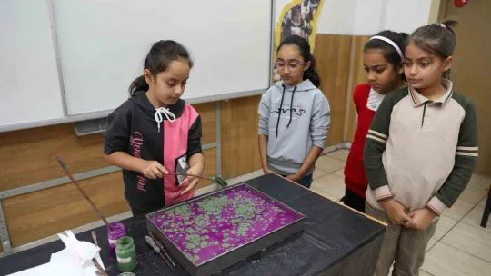 KAYMEK'ten minikler için okullarında 'ebru' etkinliği