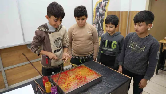 KAYMEK'ten minikler için okullarında 'ebru' etkinliği