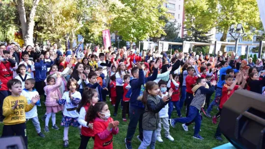 Büyükşehir, lösemili çocuklara moral ve sevgi dağıttı