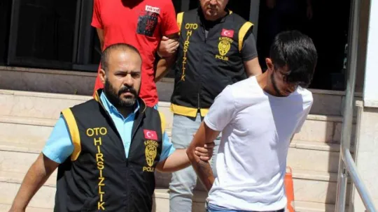Çaldıkları otomobille villaya hırsızlığa gelince yakalandılar