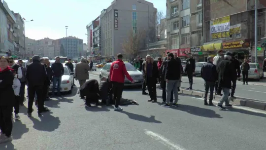 Çarptığı yayanın başında hüngür hüngür ağladı