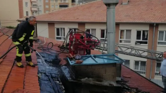 Çatı yangını büyümeden söndürüldü