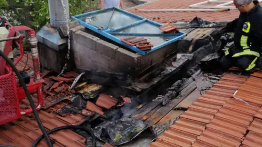 Çatı yangını büyümeden söndürüldü