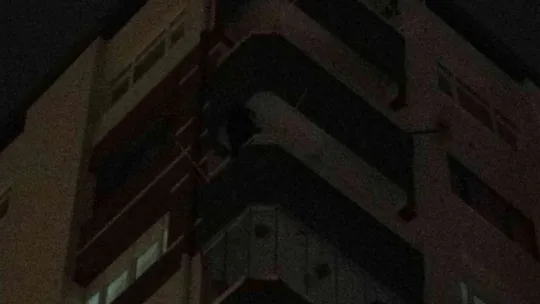 Cezaevine gitmek istemediği için balkona çıkan şahıs 4 saat sonra ikna edildi