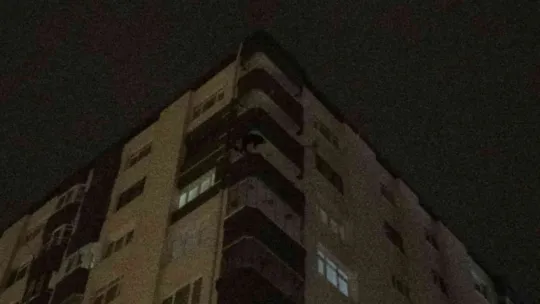 Cezaevine gitmek istemediği için balkona çıkan şahıs 4 saat sonra ikna edildi